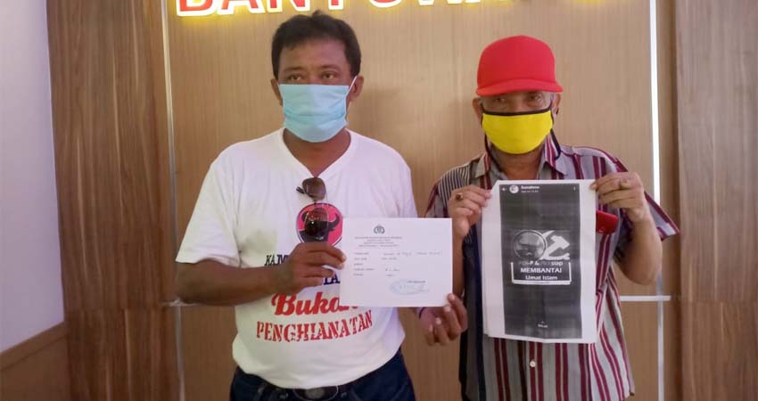 Ketua PAC PDI-P Kecamatan Glagah, Eko Soekartono (pakai topi merah) bersama Nanang Cemenk usai melaporkan Sumahmo di Mapolresta Banyuwangi, Kamis (28/5/2020) siang. (ist)