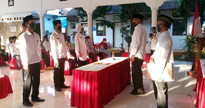 Kepala Desa Gentengkulon, Supandi ketika melantik tiga perangkat desa, bertempat di aula Desa Gentengkulon, Selasa (12/5/2020) sore. (Ant)