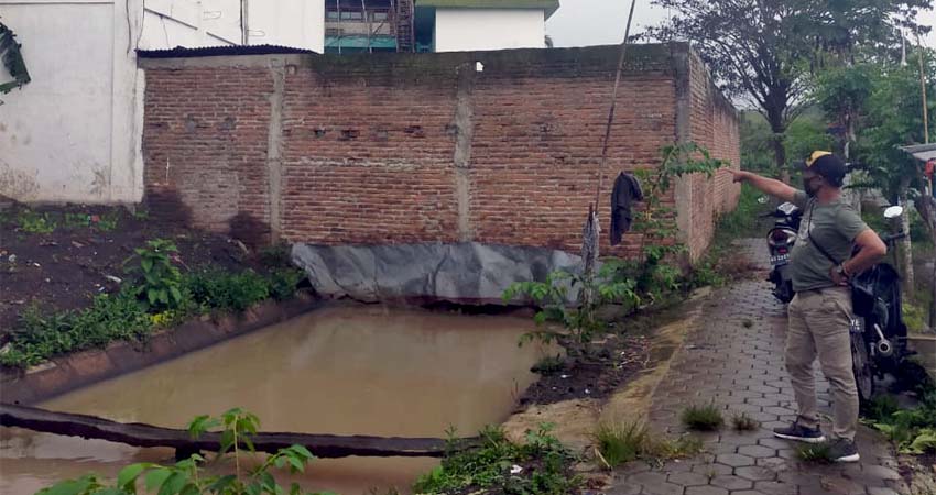 Bangunan Ponpes Al-Achyar yang berdiri diatas DAS dan tanah sepadan sungai yang diduga tidak berizin. (ant)