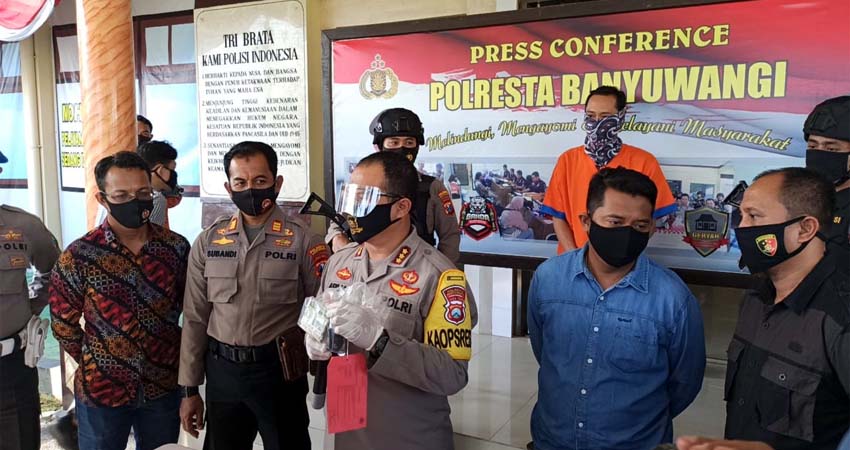 Kapolresta Banyuwangi Kombes Pol Arman Asmara Syarifuddin saat menggelar pres Conference, terkait penangkapan Debt Colector, bertempat di Mapolresta Banyuwangi. (ras/oso)