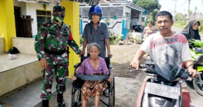 Perangkat Desa Karangbendo bersama tiga pilar ketika memindah Mbah Suparni ke rumah yang baru. (ist)