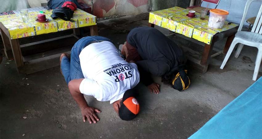 Suhariyono tergugat 1 langsung sujud syukur ditolaknya gugatan penggugat Suparman dugaan pencemaran nama baik oleh PN Banyuwangi, Rabu (3/6/2020) siang. (tut)