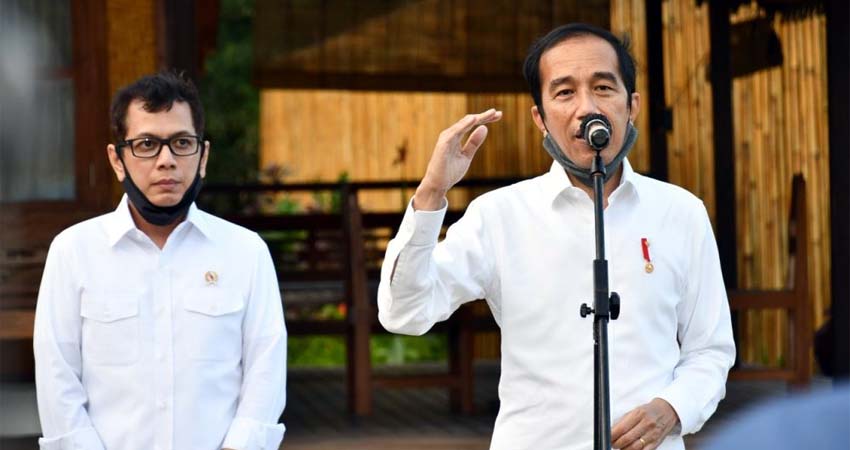 Presiden Joko Widodo didampingi Menteri Pariwisata dan Ekonomi Kreatif, Wisnutama saat di Wisata Solong. (ist)