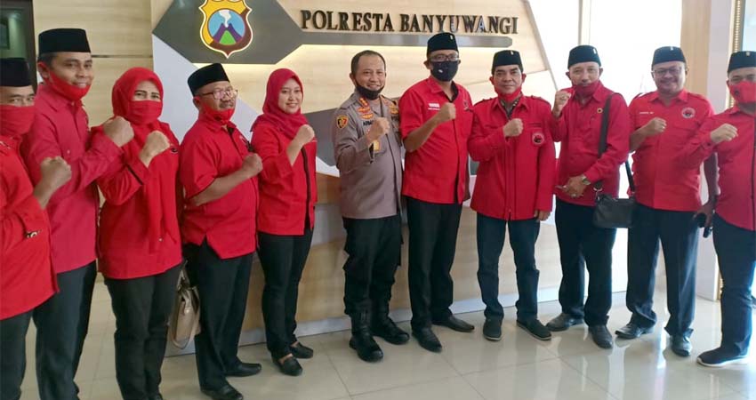 Ketua DPC PDI Perjuangan Banyuwangi, I Made Cahyana Negara didampingi pengurus partai, saat mendatangi Polresta Banyuwangi, Senin (29/6/2020) siang. (ras)