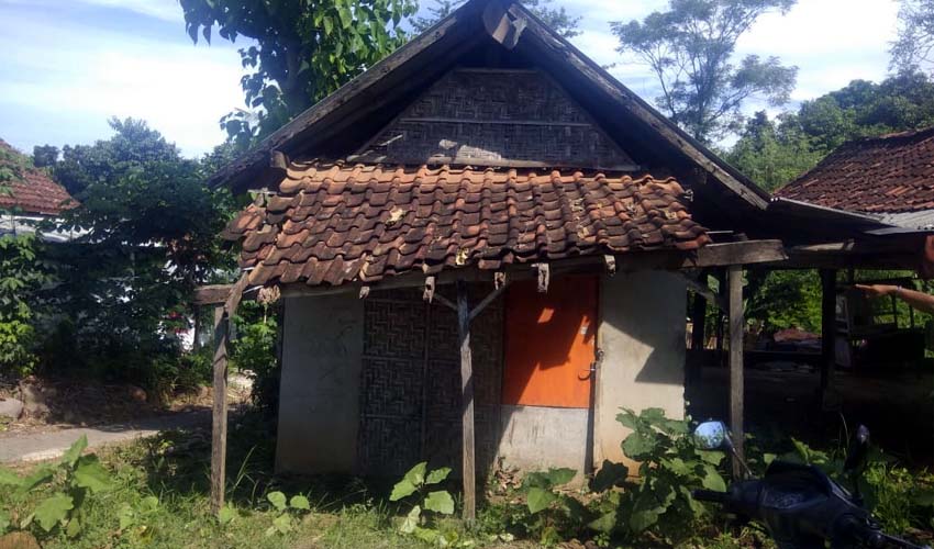 Kondisi rumah Imran warga dusun Krajan Geluduk, Desa Wongsorejo, Kecamatan Wongsorejo yang sangat memprihatikan. (kur)