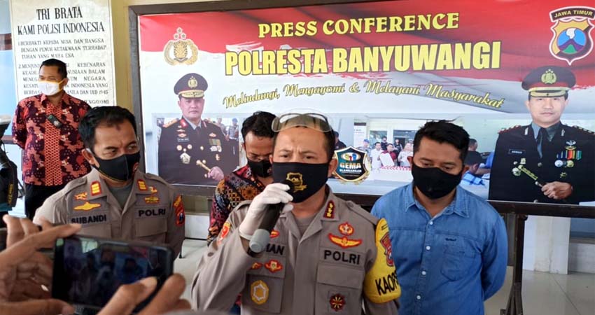 Kapolresta Banyuwangi Kombes Pol Arman Asmara Syarifuddin saat menggelar jumpa pers dugaan pembunuhan warga Dusun Karangrejo, Desa Temuasri, Kecamatan Sempu. (ras)