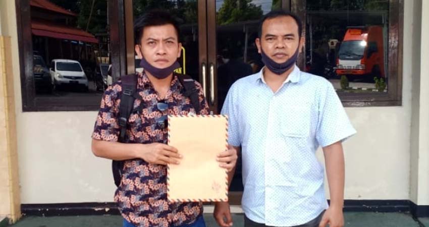 Sugiarto saat menyerahkan alat bukti dugaan Pungli kepada penyedik Tipikor Polresta Banyuwangi. (ras)