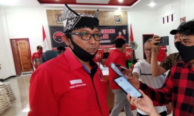 Ketua DPC PDI Perjuangan Banyuwangi, I Made Cahyana Negara usai meeting melalui seluran zoom bersama Ketua DPP PDI Perjuangan, Megawati Soekarno Putri. (ras)