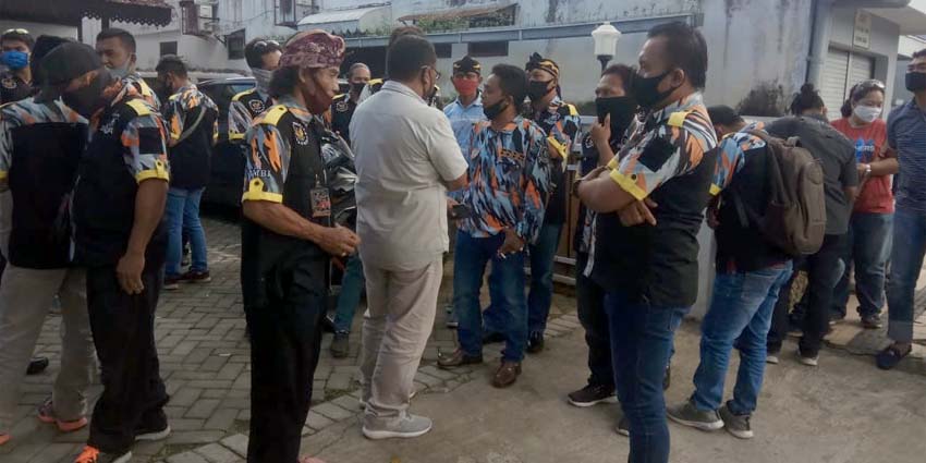 Anggota LSM GMBI saat mendatangi RSUD Blambangan, Selasa (28/7/2028) siang. (ist)