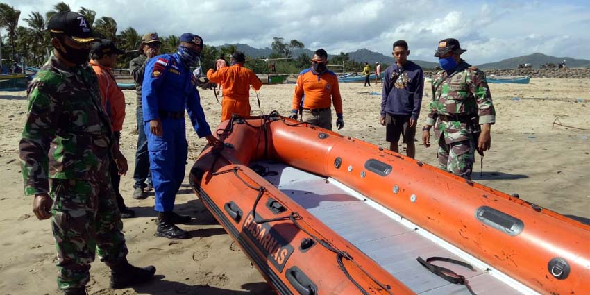 Anggota Satpolairud Polresta Banyuwangi bersama Tim Basarnas dan Nelayan saat melakukan pencarian pemancing yang hilang akibat perahunya menabrak karang. (ant)