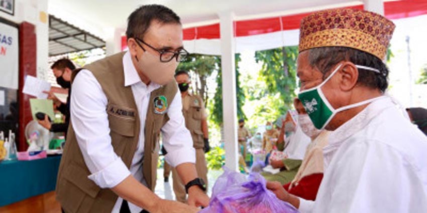 bupati Anas ketika menyalurkan bantuan hasil skema gotong royong ASN