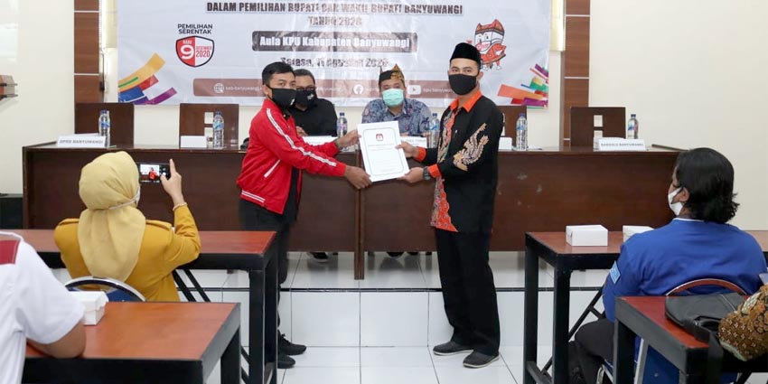 Komisioner KPU Banyuwangi saat menyerahkan SK KPU tentang syarat pencalonan Calon Bupati dan Wakil Bupati kepada pengurus Partai Demokrasi Indonesia Perjuangan, bertempat di aula KPU Banyuwangi, Selasa (11/8/2020)