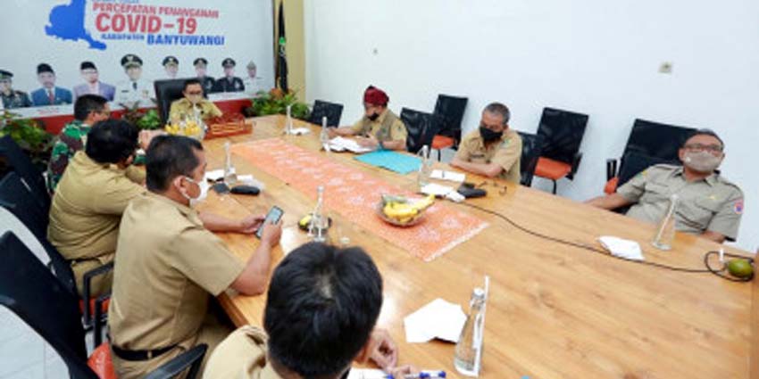 Bupati Banyuwangi, Abdullah Azwar Anas saat memimpin rapat terbatas di Posko Penanganan Covid-19 Kabupaten Banyuwangi, Senin (3/8/2020)