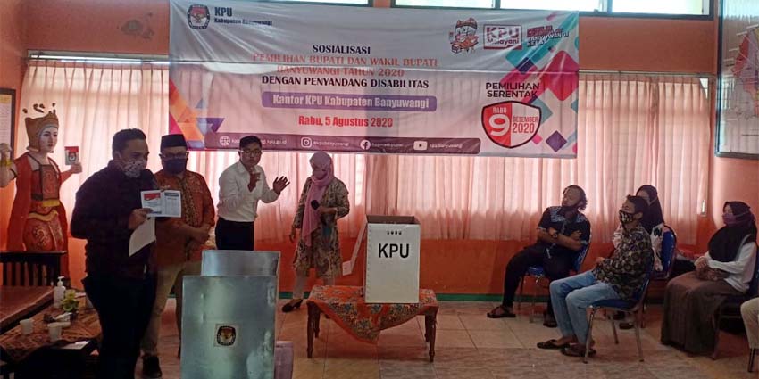 Komisioner KPU Banyuwangi saat menggelar sosialisasi Pemilihan Bupati dan Wakil Bupati Tahun 2020 Dengan Penyandang Disabilitas, bertempat di kantor KPU Banyuwangi, Selasa (5/8/2020) siang (ras)