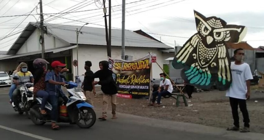 Cah Bergundul saat menggalang dana di pinggir jalan raya untuk mengamen dan menggelar bazar layangan. (ant)