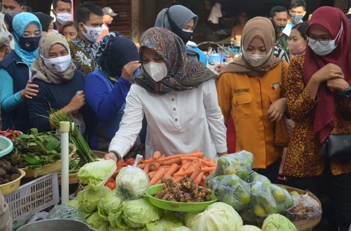 Cabup Ipuk Fiestandani Azwar Anas ketika blusukan di Pasar Rogojampi.