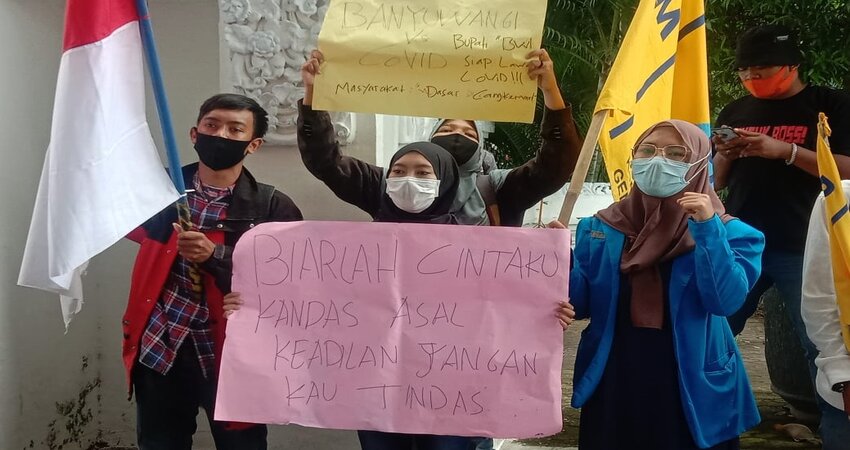 Massa PMII Banyuwangi saat menggelar aksi demo di depan kantor Bupati Banyuwangi, mendapat pengamanan dari Polisi, TNI dan Satpol PP, Kamis (8/10).