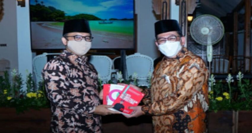 Wakil Menteri Agama RI, Zainut Tauhid Saadi bersama Bupati Anas.